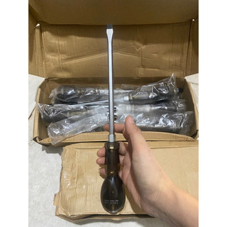 Tua vít đầu đóng dẹp và + tròn