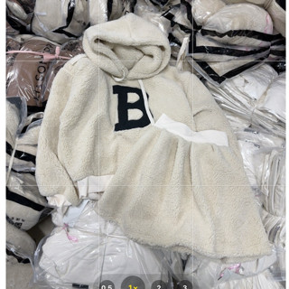  Set bộ đồ lông áo hoodie thêu logo chữ B kèm chân váy xếp ly chất liệu lông cừu cao cấp 