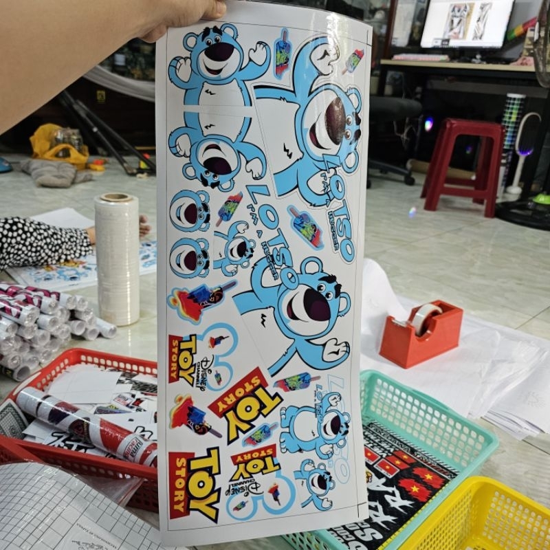 Tem set gấu dâu lotso dán trang trí xe máy kích thước 20x60cm