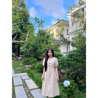 Đầm cổ bẻ khuy gỗ rúm eo