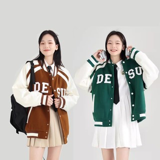  Áo khoác nút bấm Varsity Dessuu tay bóc da, họa tiết thêu chữ DESU