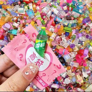 Set 5/10 gói charm túi mù , mô hình charm phát sáng , charm thẻ , charm đồ ăn, charm chai...