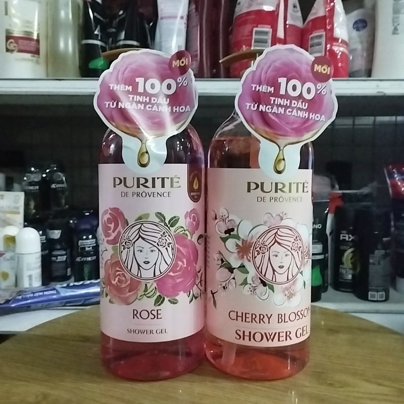 Sữa tắm Purite 1,1ml hương hoa hồng và anh đào giúp da sạch thơm lâu.