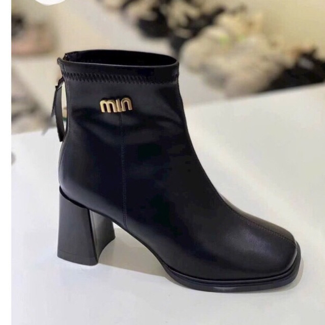 Boot nữ cổ ngắn đế vuông 7 phân da lì mềm và da Lộn khóa kéo sau cổ chữ Min cách điệu 795 Fullbox QC đẹp