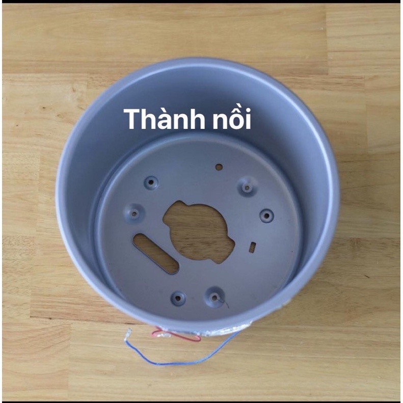 Thành Nồi Cơm Điện Tử Toshiba 1.8 lít RC-18NMFVN(WT) Có Mâm Nhiệt Bao quanh Nồi