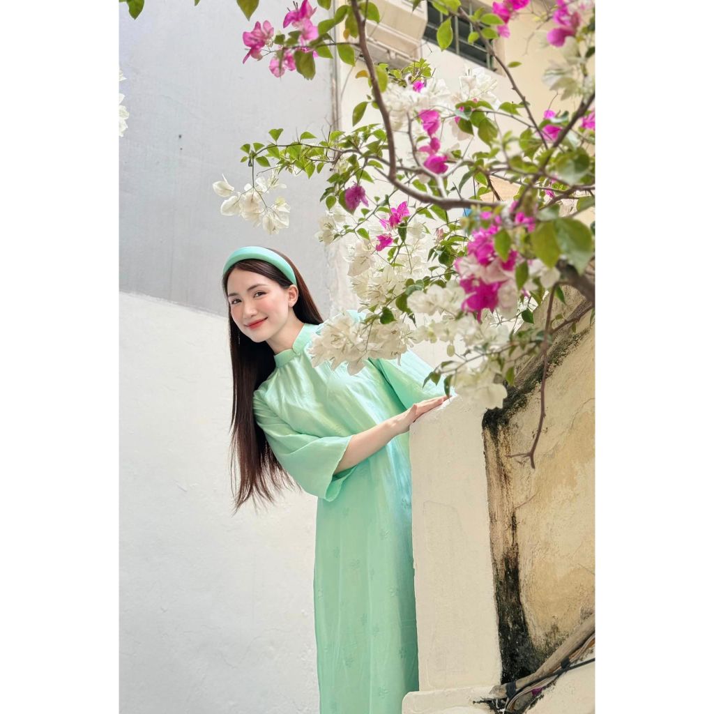 Áo dài cách tân gấm họa tiết thêu chuồn chuồn Hòa Minzy - Áo Dài Mary