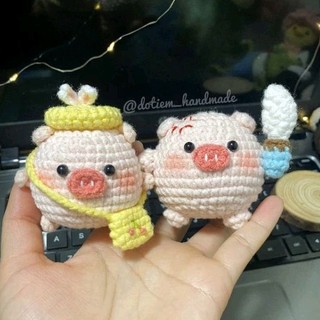 Móc khóa heo cầm dao bằng len - đỗ tiệm handmade