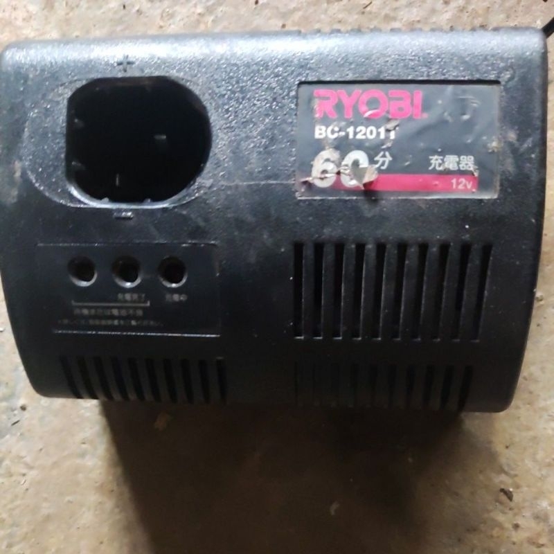 Sạc PIN ryobi 12V,hoạt động ok, sạc sử dụng biến áp siêu khủng nên rất bền