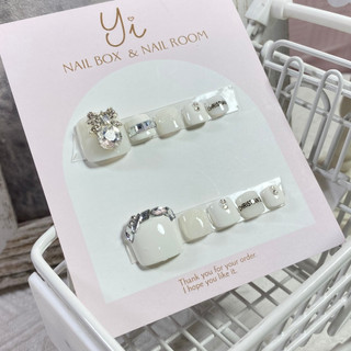 Móng chân giả, sơn gel trắng đính charm đá MC07, nailbox thiết kế (tặng kèm keo dũa)