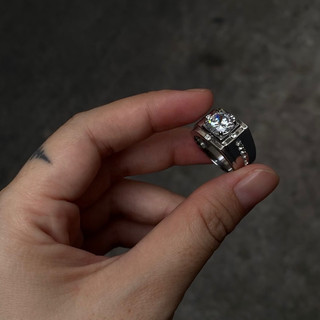 Nhẫn hột lấp lánh titan không rỉ