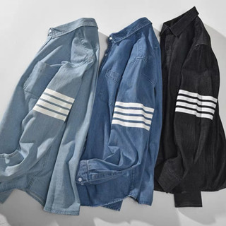 Áo sơ mi vải bò nam dài tay Thom Browne dập 4 sọc xám tay thêu logo bụng phối sọc xanh trắng đỏ sau cổ