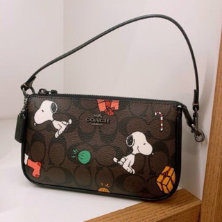 Túi kẹp nách Coach X Peanuts Nolita 19