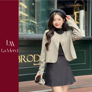  LA MERCI Áo khoác Blazer cổ tròn khuy đồng một túi trước - AV01 