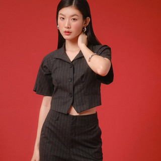 Áo dáng crop tay loe nhẹ cổ sơ mi trải rộng cổ điển - Chất vải mềm mại, dày dặn và ít nhăn