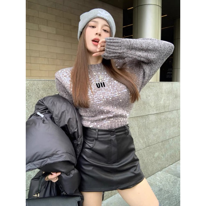 Áo len MIU, chân váy da kèm áo khoác phao dài, len tay dài đính sequin bling lấp lánh