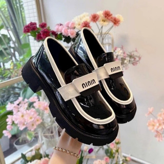 Giày moca nữ miu miu đen trắng chất liệu da bóng, Loafer nữ đế cao 4cm tôn dáng, giày đốc nữ da mềm êm chân
