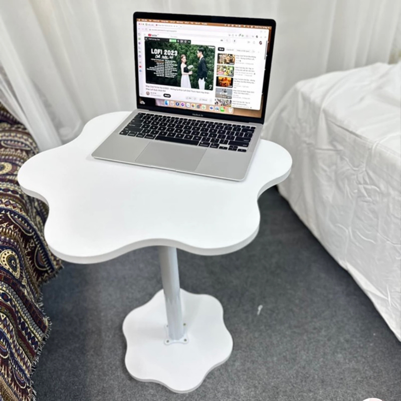 Bàn trà cánh hoa trắng, kệ decor sang trọng chân sắt tròn | BigBuy360 - bigbuy360.vn