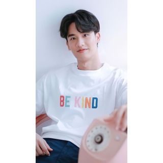 Áo thun in chữ Be Kind giống Tay Tawan, TayNew