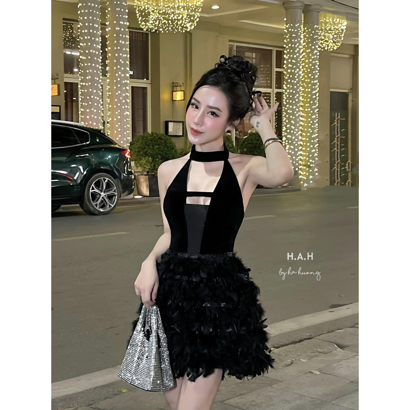 Jumsuits nhung cổ yếm phối lông vũ đi tiệc tùng siu sang