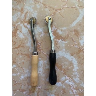 Cây sang dấu cây lăn dấu dùng để sao rập lăn dấy trên vải da giúp cắt may tiện lợi. nhe