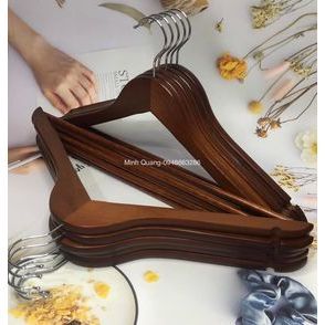 móc gỗ treo quần áo-móc gỗ tam giác màu nâu-móc gỗ có thiết kế rãnh chống trượt ở vai-móc chuyên dùng để teo quần-áo-set