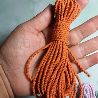 Bó 1 met dây thun mềm 2.5mm làm dây cột tóc (kiểu hạt xoắn)