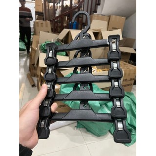 Móc nhựa treo quần áo trẻ em - kẹp quần maneti trẻ em, đen, trắng - phụ kiện thời trang giá rê
