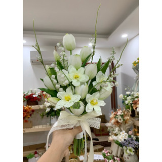 Hoa cầm tay cô dâu tulip lụa cao cấp