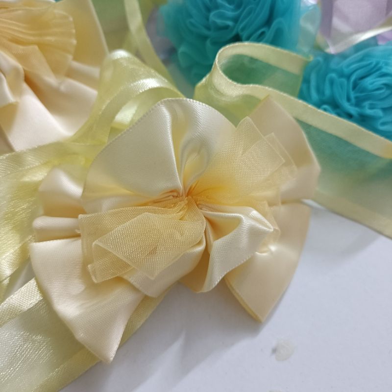 Nơ xinh buộc màn nhiều màu