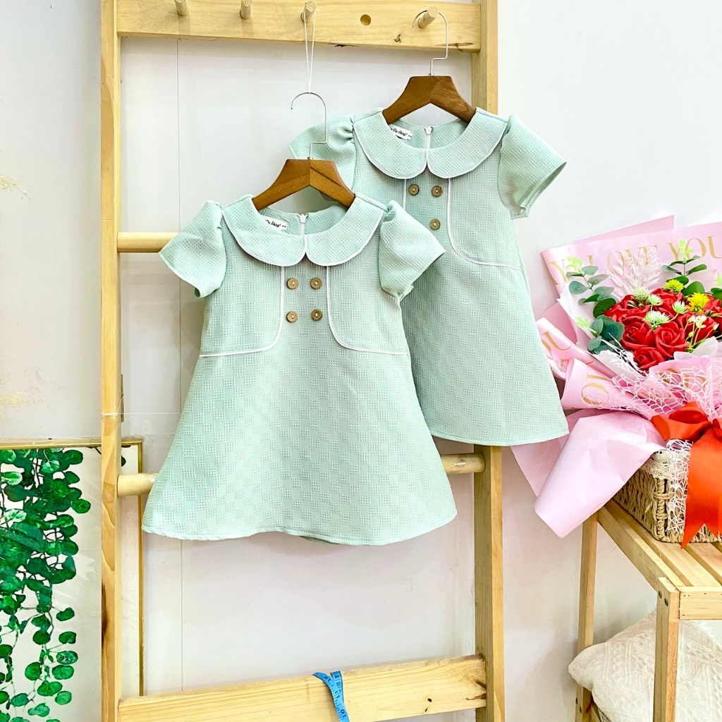 Đầm A cố sen phối trắng trang trí nút