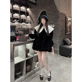 Váy nhung babe mặc hai dáng