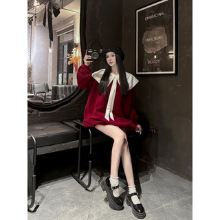 Váy nhung babe mặc hai dáng