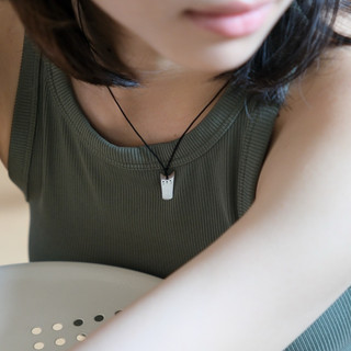 Vòng cổ Con mèo bên hông cửa sổ