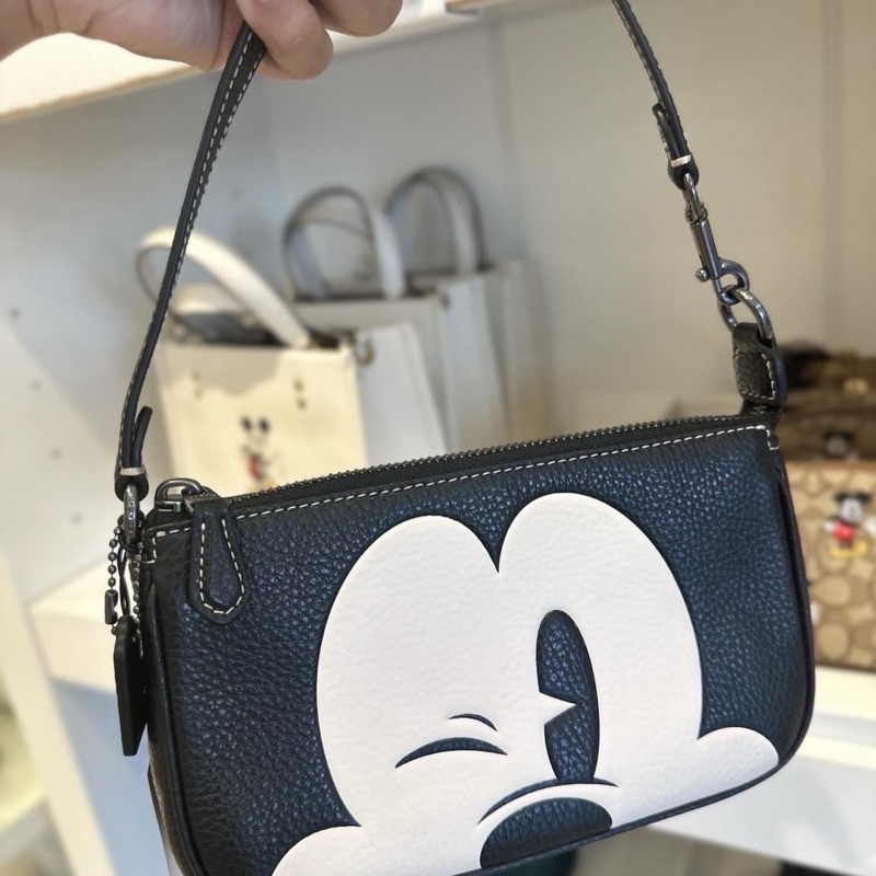 Túi kẹp nách Coach Nolita Mickey Mouse dáng thuyền