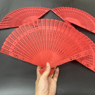 Quạt gỗ đỏ họa tiết cổ trang độc đáo – Quạt gỗ xếp trang trí làm tháp bánh cổ điển