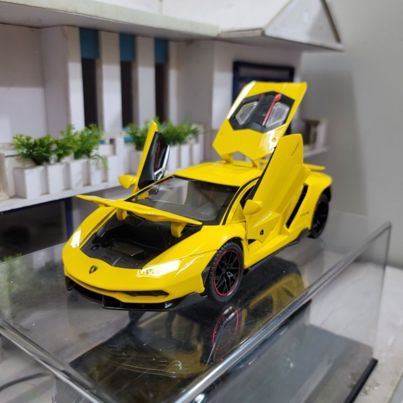 Mô hình xe Lamborghini Centenario tỉ lệ 1:24 có còi, có đánh lái và chạy cót