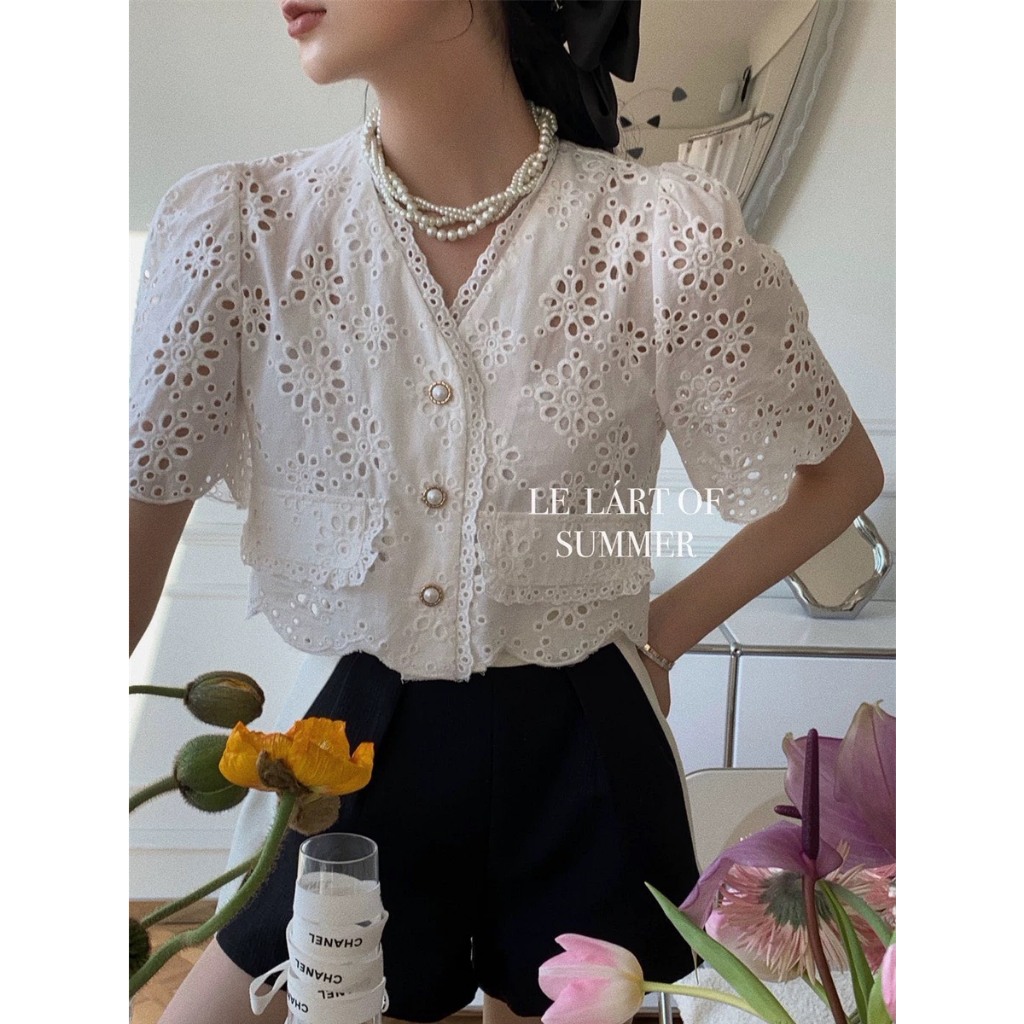 SET ÁO XÔ CỔ TIM ĐỤC LỖ REN HOA NÚT CROPTOP + QUẦN SHORT ĐEN VIỀN TRẮNG (TH)