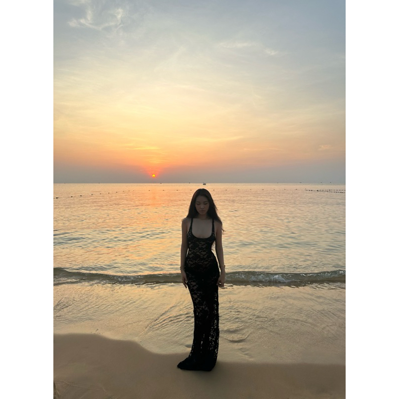 Đầm ren đen dài xuyên thấu