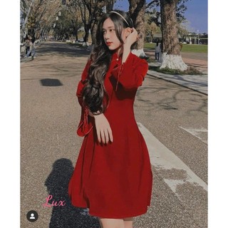 Đầm nhung đỏ cổ tàu phối nút cài tay loe đi chơi du xuân đón Tết