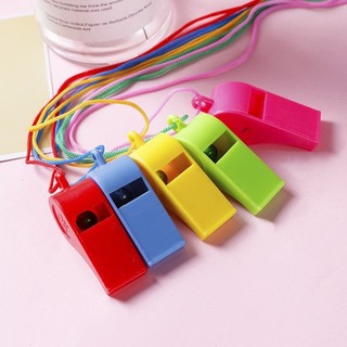 Combo 100 Còi trọng tài màu dỏ thể thao bằng nhựa nhiều màu sắc, Còi nhựa thể thao có dây buộc