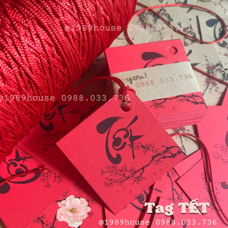 MIX 100 Tag đỏ hình thoi 5x5cm Chúc Mừng Năm Mới/ TẾT (kèm dây đỏ) treo hộp quà/ chai lọ/ túi