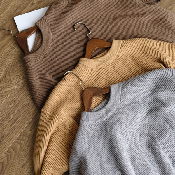 Áo len khóa zip, chất liệu len dày dặn, form crop tôn dáng, thương hiệu B Brown