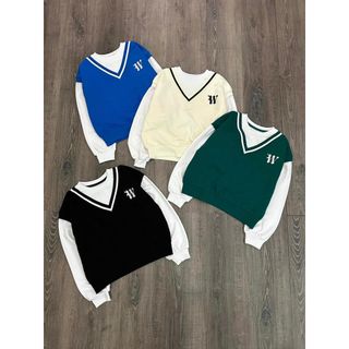 Áo nỉ phối kiểu cổ V thêu chữ W