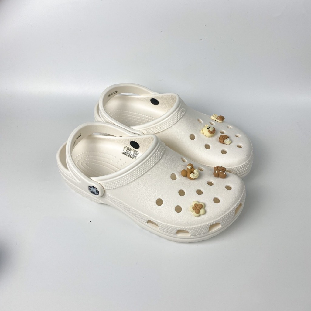 Dép sục crocs lỗi nhẹ màu kem cực đẹp SK, hàng chính hãng có lỗi cắt đã được xử lý, có tặng kèm sticker | BigBuy360 - bigbuy360.vn