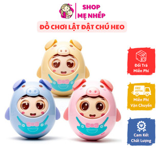 Lật đật chú heo chớp mắt có đôi tai mềm giúp bé tự lập được làm từ nhựa dẻo nên không lo bị vỡ phù hợp với bé từ 3 tháng