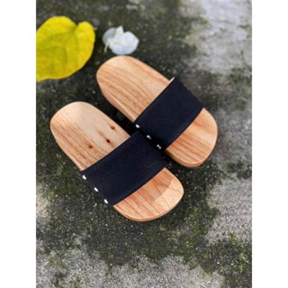 Guốc mộc cho bé gái và bé trai diện cùng áo dài