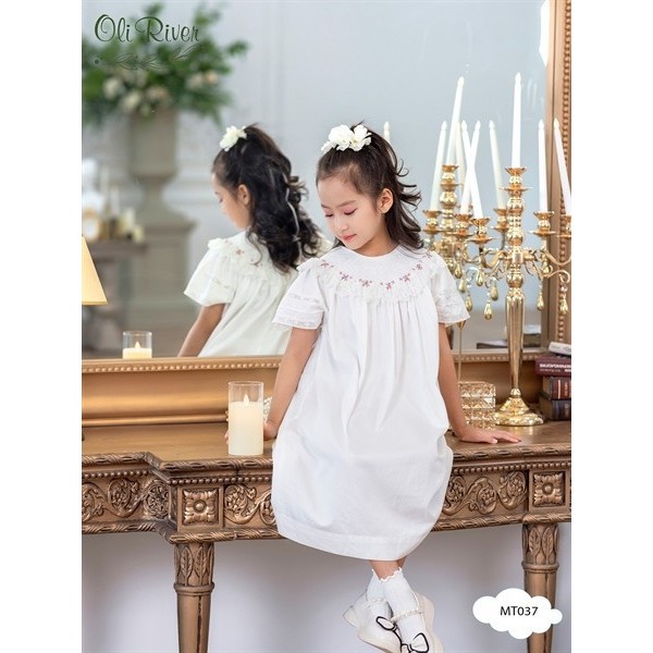 Váy đầm smock trắng cổ tròn thêu hoa hồng oli river MT037
