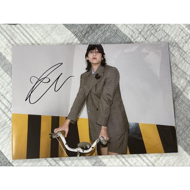 VStore [HÀNG CÓ SẴN] BTS V SIGNED POSTER LAYOVER - POSTER CHỮ KÝ TAY CỦA BTS V