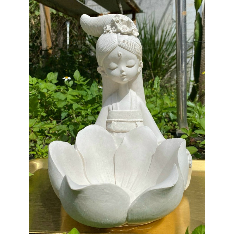 tượng cô gái Trung ôm hoa sen