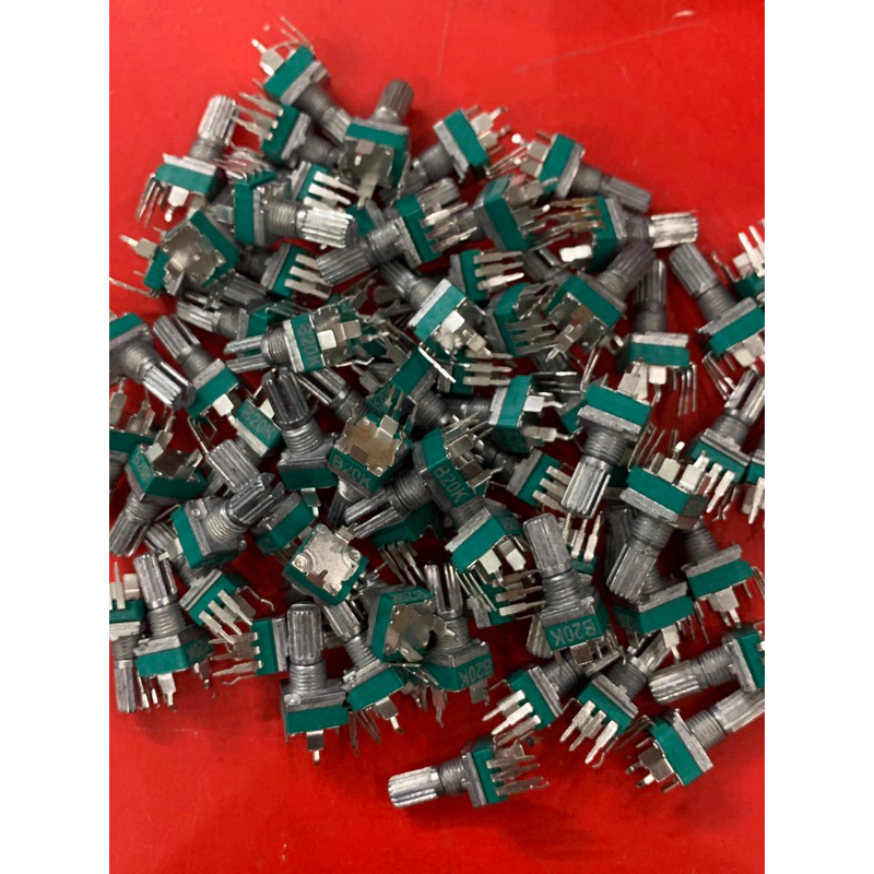 Chiết áp 20k - 3C vuông xanh có ốc cán tròn dài 15mm